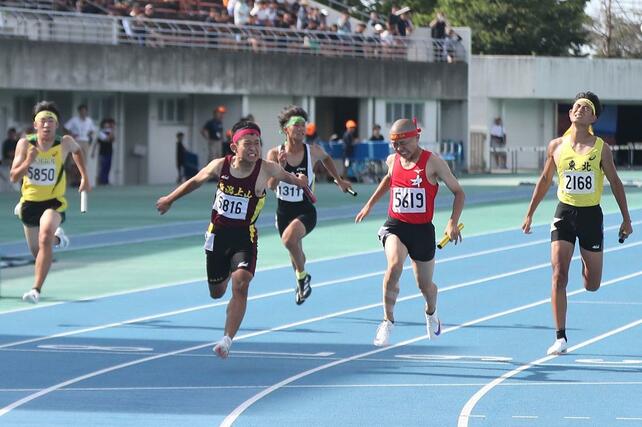 男子400メートルリレー決勝、後続をわずかにかわしてゴールする上山のアンカー德永大和(左から2人目)=新発田市