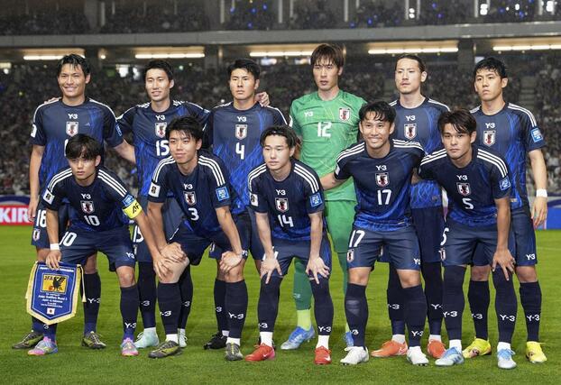 インドネシア戦に臨む日本代表イレブン。（前列左から）久保、高井、三戸、森下、佐野海、（後列左から）町野、鎌田、鈴木淳、ＧＫ大迫、瀬古、遠藤＝パナソニックスタジアム吹田