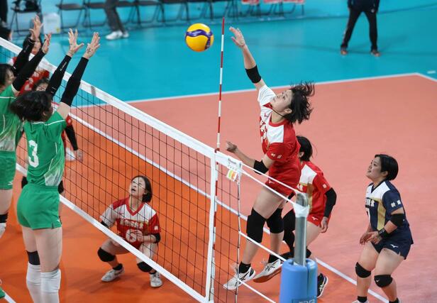 バレーボール全日本高校選手権女子２回戦　新発田商－八王子実践（東京）第１セット、強打を放つ新発田商の伊藤萌＝２０２６年１月７日、東京体育館