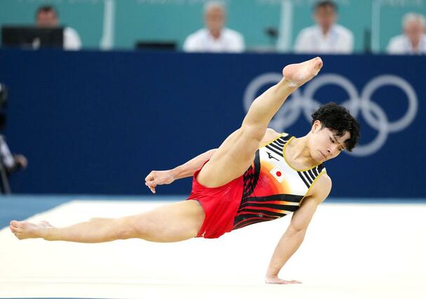 男子個人総合決勝　岡慎之助の床運動＝パリ（共同）