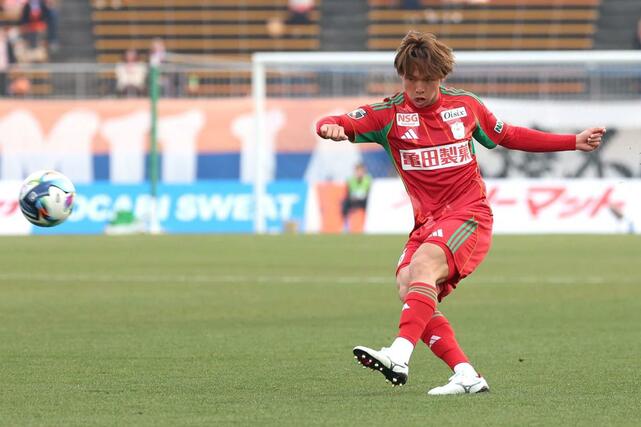 徳島－新潟　後半、ＤＦ佐藤海宏がクロスを上げる＝鳴門大塚