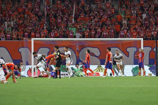 新潟-鹿島 後半、1-2で勝ち越され、肩を落とす新潟の選手たち=ビッグスワン