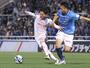 横浜FC-新潟 後半、ゴール前で競り合うMF三戸舜介(14)=横浜市 ニッパツ