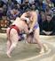 大の里（右）が押し出しで隆の勝に敗れる＝福岡国際センター