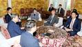 政策協議に臨む自民党の高市総裁(右から3人目)と日本維新の会の藤田共同代表(左奥)=17日午後、国会