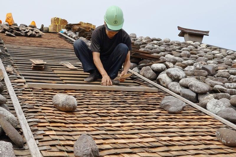 杉の木羽板を23万枚使用！ 関川村の国指定重要文化財「渡邉邸」で屋根