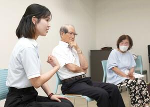 戦争体験者や被爆3世が平和の尊さを強調した座談会=31日、柏崎市