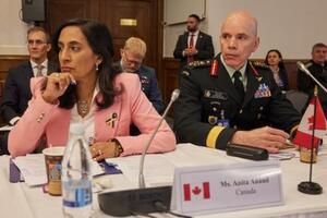 カナダのウェイン・エア前参謀総長(手前右)=2023年1月20日、ドイツ西部のラムシュタイン米空軍基地(ゲッティ=共同)