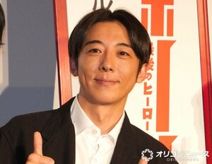 「大ファン」と言われ照れ笑いをした高橋一生 (C)ORICON NewS inc.