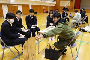 地元企業の担当者から企業の魅力や働きがいを聞く村上桜ケ丘高校の生徒=村上市飯野桜ケ丘
