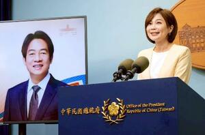 台湾の頼清徳総統のアフリカ・エスワティニ訪問を発表する総統府報道官。画面に映っているのは頼氏=13日、台北市(共同)