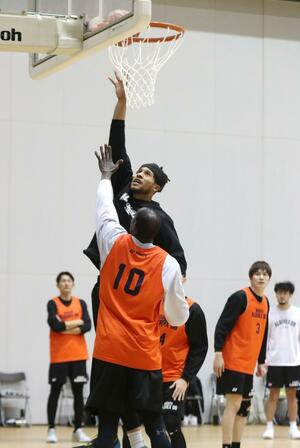 徳島戦に向けた練習でシュートするハント=長岡市