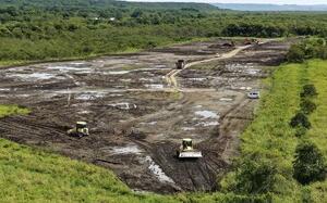 釧路湿原周辺で設置が相次ぐ大規模太陽光発電所(メガソーラー)=20日午前、北海道釧路市(ドローンから)