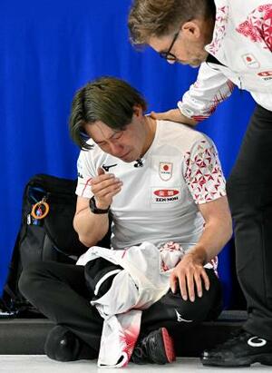 男子プレーオフで中国に敗れて五輪出場を逃し、涙を流す小泉=ケロウナ(共同)