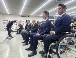 岩手３区で中道改革連合の小沢一郎氏が敗北し、支持者らに頭を下げる選対本部長（左奥）＝８日夜、岩手県奥州市