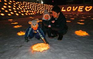 キャンドルで雪の風景を照らし出した「灯の回廊」=21日、上越市名立区瀬戸