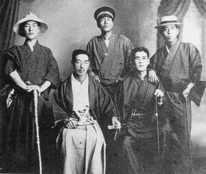 創業当時の多田野益雄(左から2人目)=1919年