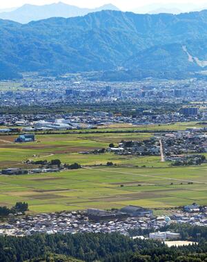 市全域が同じ選挙区の4区となった長岡市。前回選までは旧2区だった三島地域(手前)も新4区に加わった=10月21日、長岡市(本社ヘリから)