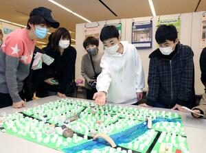 手作りのジオラマを使い上組地域の写真映えスポットを紹介する上組小の児童ら=1月27日、アオーレ長岡
