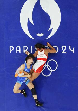 女子53キロ級決勝 エクアドル選手(上)を攻める藤波朱理=パリ(共同)