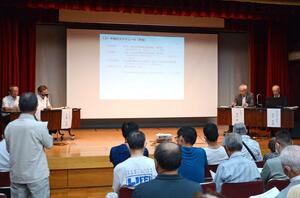 県が示した県立松代病院の無床診療所化について質問が相次いだ住民説明会=6月29日、十日町市松代