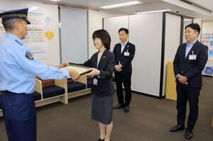 SNS型投資詐欺を防ぎ、感謝状を受け取る第四北越銀行小出支店の行員=5月22日、魚沼市本町2