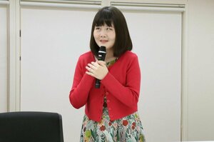 三条市立大学の校歌制作に向けて思いを語る佐藤ひらりさん=三条市上須頃