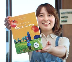 看板メニューであるスパイスカレーのレトルト商品をPRする橋本実樹さん=小千谷市山本