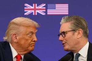 18日、ロンドン郊外で記者会見するトランプ米大統領(左)とスターマー英首相(ゲッティ=共同)