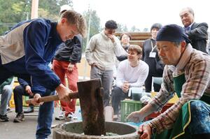 餅つきを体験するドイツ・トリアー市の高校生ら=長岡市一之貝