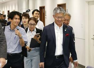 懇談会終了後、報道陣に囲まれながら会場を後にする桜井雅浩・柏崎市長=9日、刈羽村役場