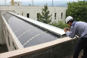 かまぼこ型の屋根に設置された次世代型太陽電池「カルコパイライト」＝２６日、妙高市