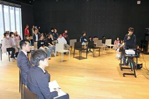 「ホントカ。」の活用案などを発表する小千谷小の児童=小千谷市本町1