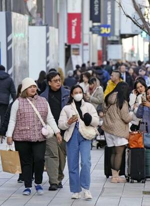 東京・銀座で買い物を楽しむ外国人ら=2024年1月
