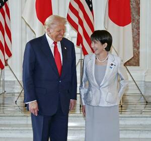 会談を前に笑顔で言葉を交わす高市早苗首相(右)とトランプ米大統領=10月28日、東京・元赤坂の迎賓館