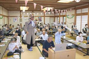 加茂市須田地区で開かれた手作り敬老会=加茂市前須田