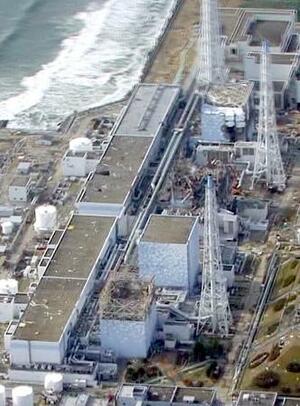 　東日本大震災後の２０１１年４月、自衛隊ヘリから撮影した東京電力福島第１原発。手前から１、２、３、４号機（防衛省提供）