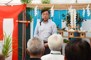 起工式であいさつする「おらってにいがた市民エネルギー協議会」の佐々木寛代表理事=津南町秋成