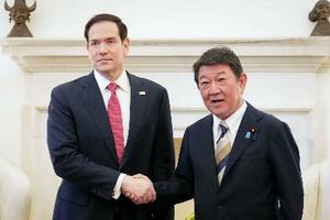 握手を交わすルビオ米国務長官(左)と茂木外相=26日、ニューデリー(外務省提供・共同)