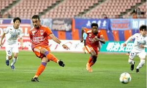 チームの核となるFWレオナルド(9)=6月15日のホーム栃木戦