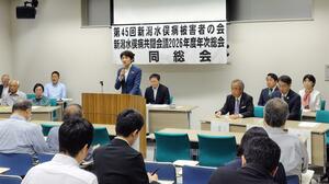 新潟水俣病被害者団体の総会であいさつする議員連盟会長の西村智奈美衆院議員。自民党の斎藤洋明衆院議員、花角英世知事、中原八一新潟市長らも出席した=14日、新潟市北区
