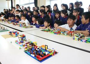 将来の地域を思い描いて生徒が組み立てたレゴブロック＝上越市板倉区針の板倉中