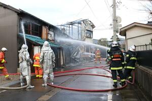 住宅など３棟を焼いた火災現場＝１月１日、加茂市矢立