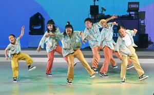 パナソニックHDが開催したイベントでダンスを披露する子どもたち=7日午後、大阪市此花区の夢洲