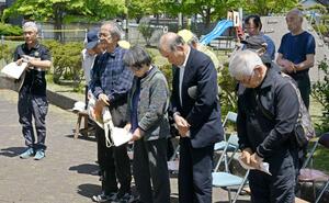 直江津空襲の追悼集会で黙とうする参加者=5月5日、上越市黒井