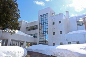 学びの多様化学校が入る市民学習センター「楽集館」＝小千谷市上ノ山４