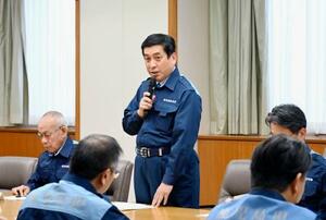 豚熱の対策本部会議で発言する鹿児島県の塩田康一知事=19日午前、鹿児島県庁