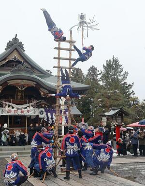 はしご乗りを披露する五泉市消防団村松方面隊＝４日、五泉市宮町