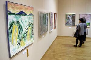 四季折々の村の様子を捉えた公募展「弥彦を描く」=11月16日、弥彦村上泉