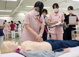 若手看護師が合同で高齢者の看護を学んだ研修会=上越市新南町